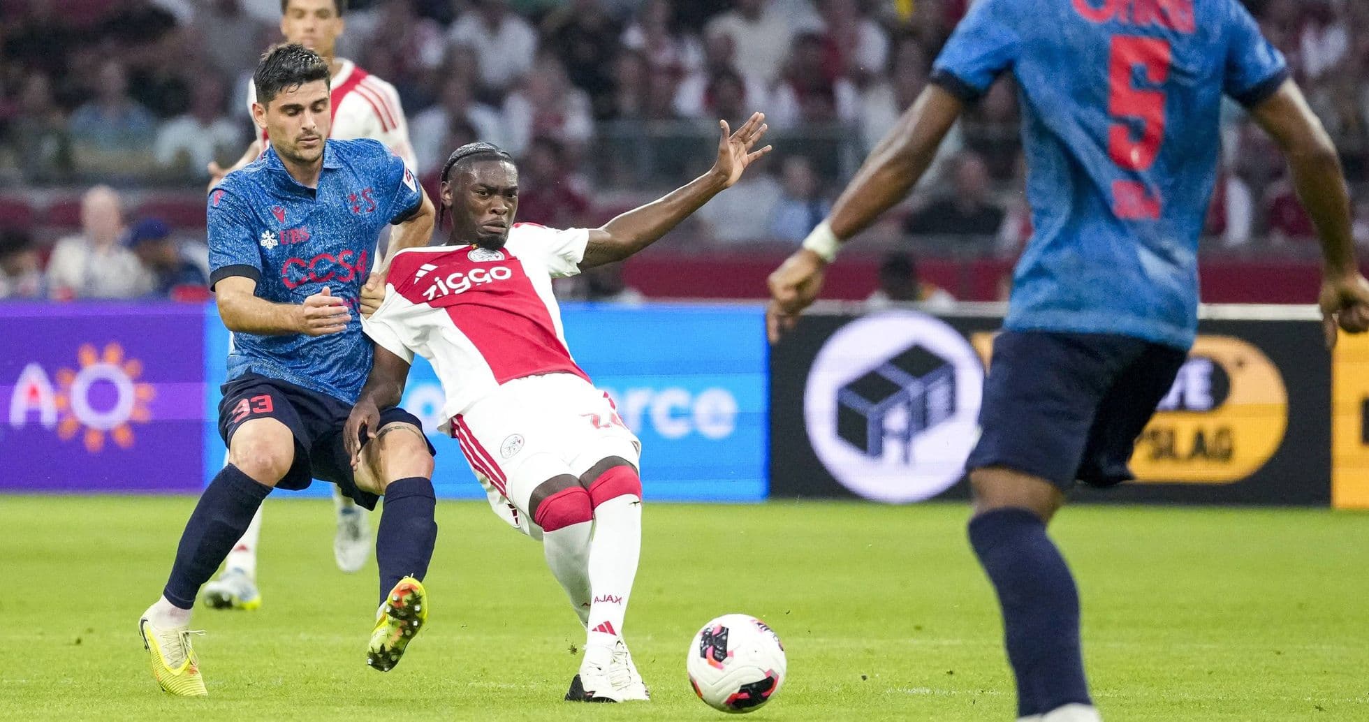 Rafael van der Vaart critica duramente al defensa de Ajax, Jorthy Mokio