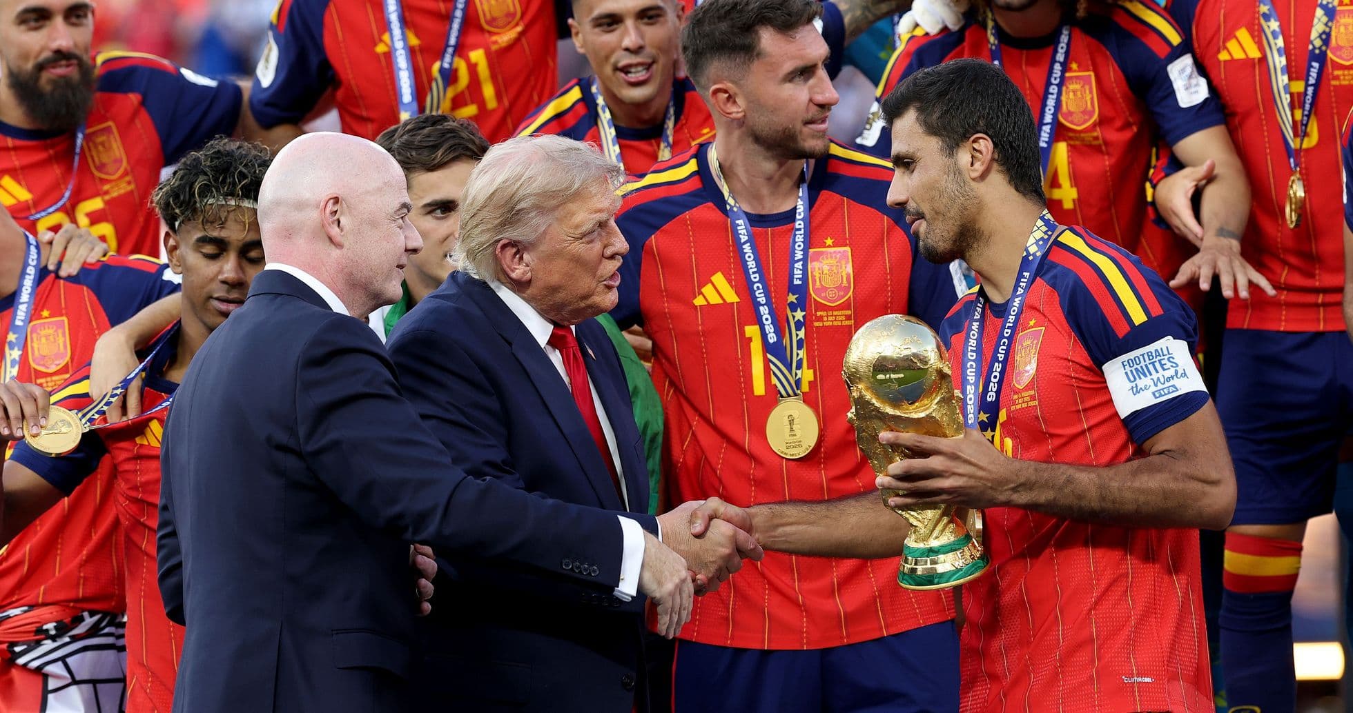 Mundial 2026: Entre el Esplendor del Fútbol y la Controversia Política y Comercial