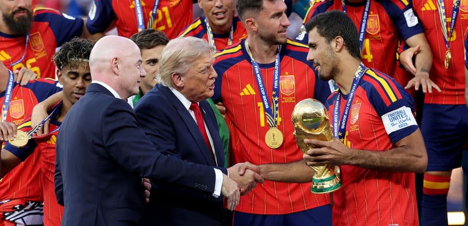 Mundial 2026: Entre el Esplendor del Fútbol y la Controversia Política y Comercial