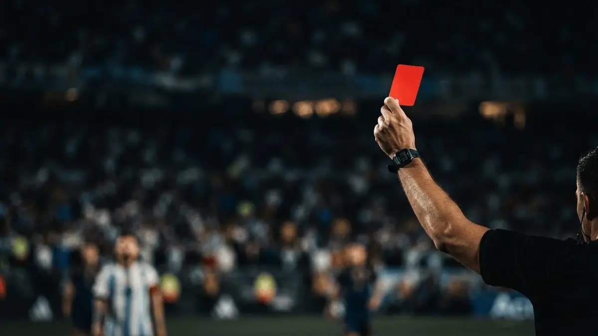 Argentina, el primer país con tres tarjetas rojas en una final de Mundial