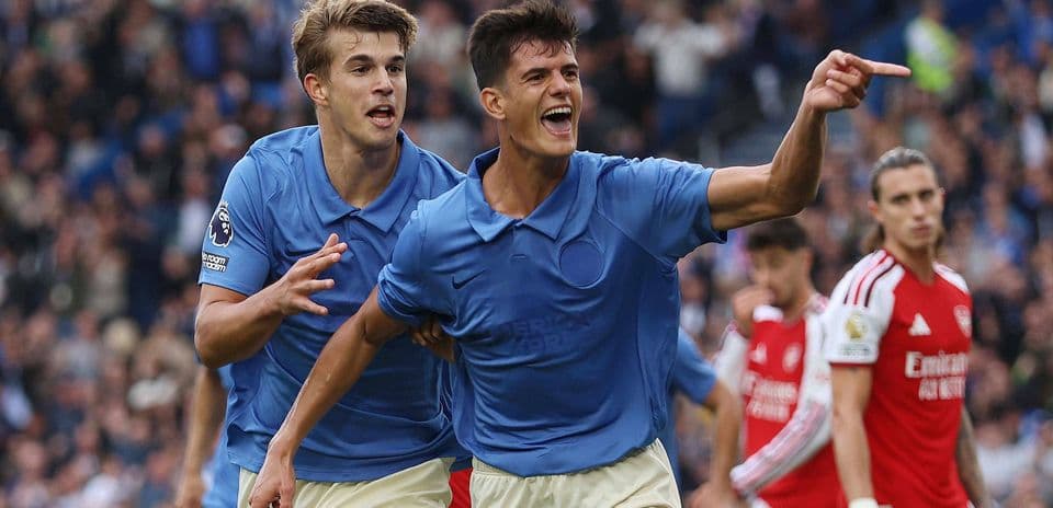 Chema Andrés no se cansa de ver su golazo debut con Brighton ante Arsenal