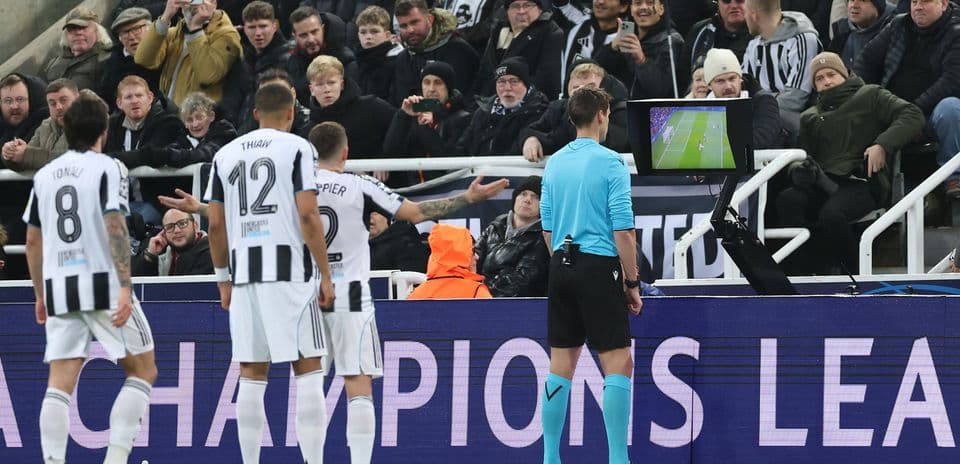 UEFA presenta Clearline para aclarar decisiones del VAR a los aficionados