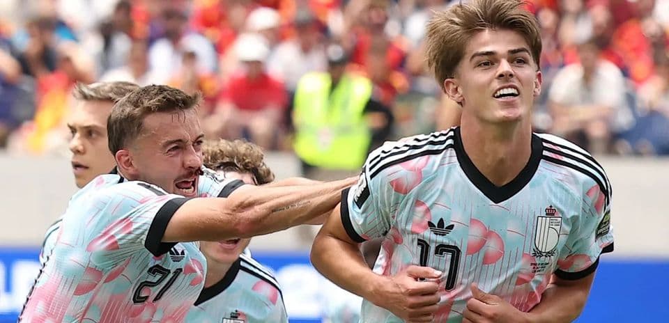 Atalanta fija precio de 50 millones de euros por Charles De Ketelaere ante interés de Bayern y PSG