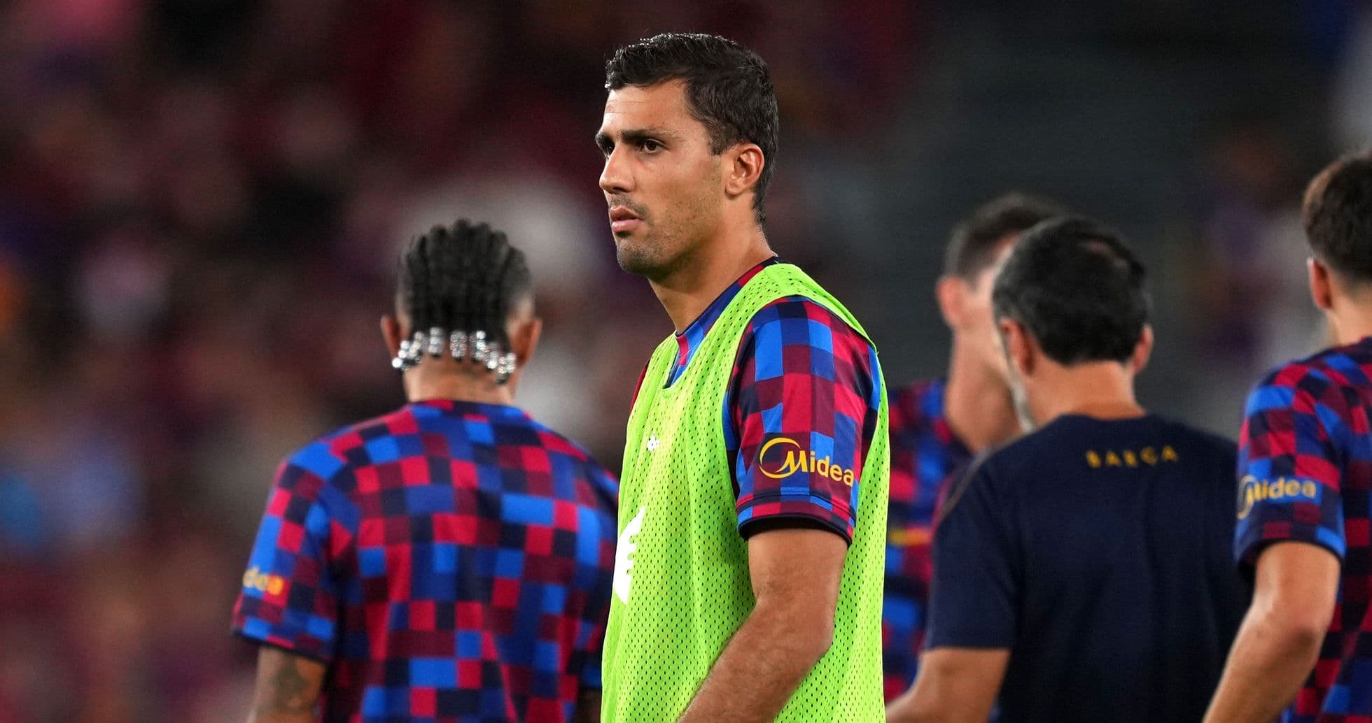 Hansi Flick detalla por qué Rodri sigue en el banquillo del Barcelona y el desafío táctico con Pedri
