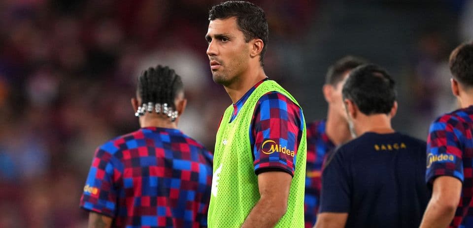 Hansi Flick detalla por qué Rodri sigue en el banquillo del Barcelona y el desafío táctico con Pedri