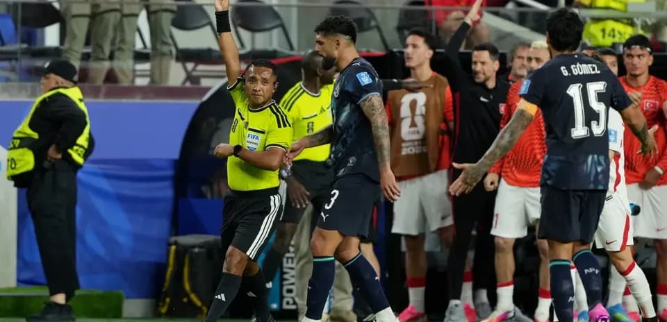 Por qué taparse la boca en el Mundial es tarjeta roja: la polémica que cambió una regla de la FIFA en 2026