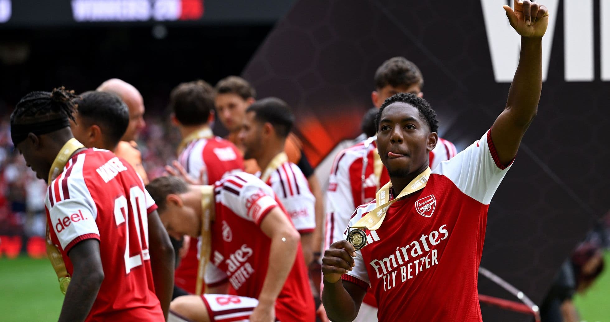 Alan Pardew asegura que Arsenal supera claramente a sus rivales tras la victoria en la Community Shield