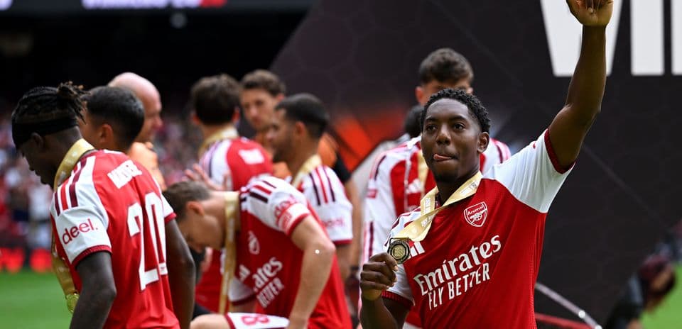 Alan Pardew asegura que Arsenal supera claramente a sus rivales tras la victoria en la Community Shield