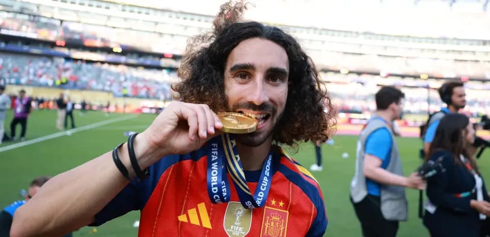 Marc Cucurella cumple su promesa de tatuarse a Luis de la Fuente tras ganar el Mundial con España