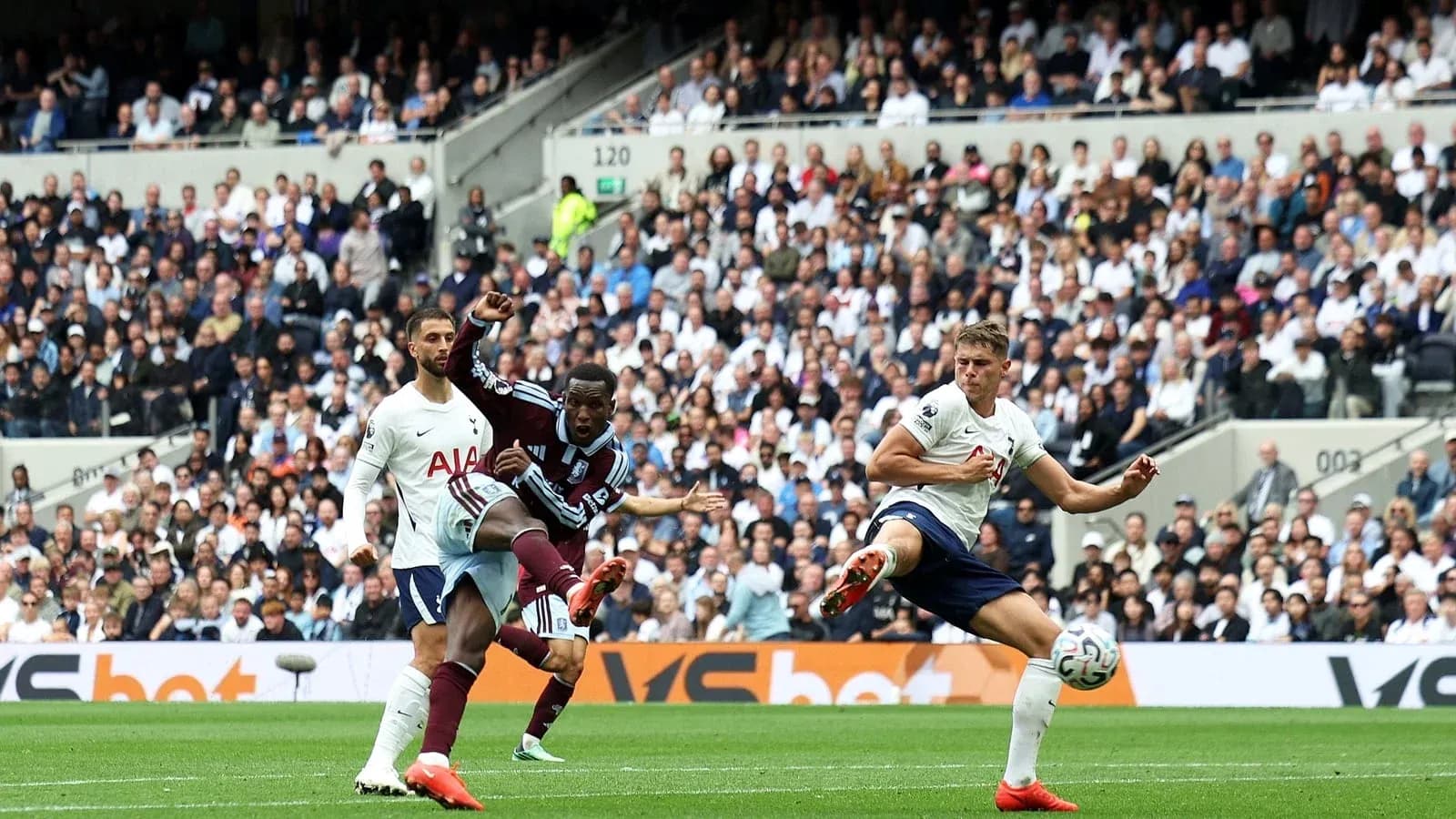 Jugador de Tottenham disparando durante el partido Jugador de Tottenham disparando durante el partido