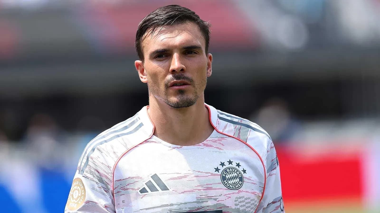 Jugador de fútbol en uniforme de Bayern Múnich Jugador de fútbol en uniforme de Bayern Múnich