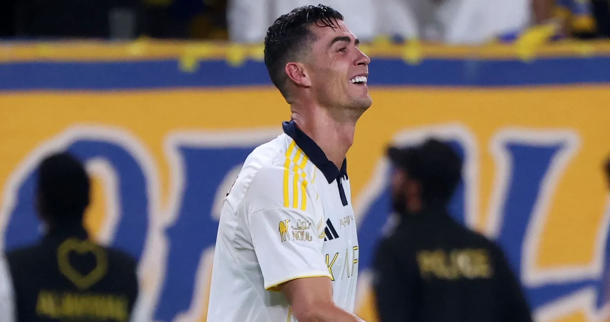 Cristiano Ronaldo sonríe en el campo de juego Cristiano Ronaldo sonríe en el campo de juego