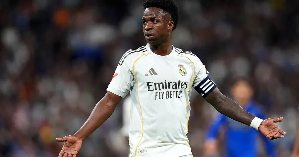 Jugador de Real Madrid señalando durante un partido Jugador de Real Madrid señalando durante un partido