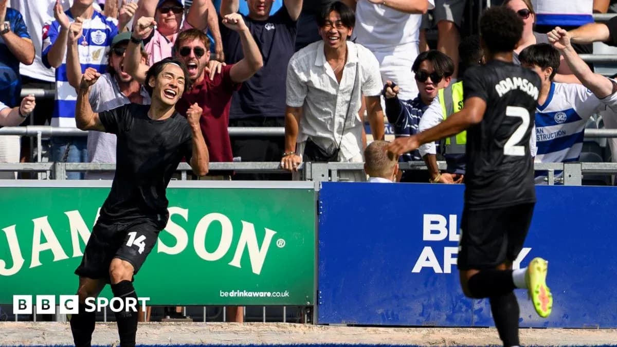 Jugador celebrando un gol con aficionados detrás Jugador celebrando un gol con aficionados detrás