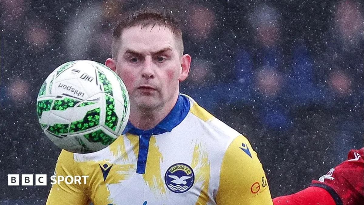 Jugador controlando el balón bajo la lluvia Jugador controlando el balón bajo la lluvia