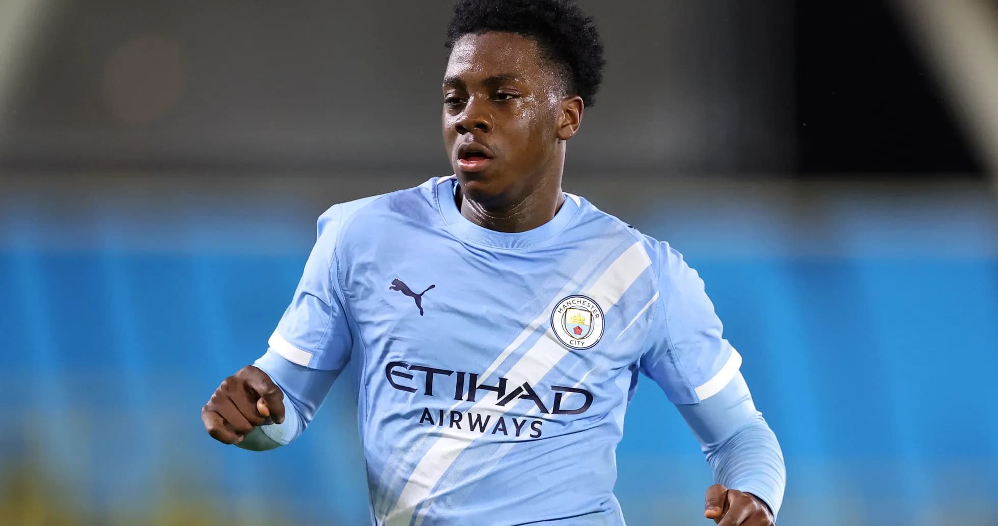 Jugador de Manchester City corriendo durante un partido Jugador de Manchester City corriendo durante un partido