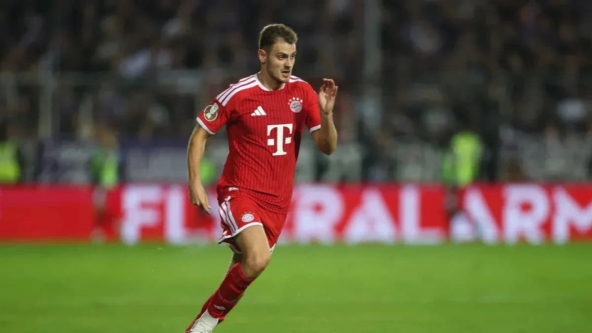 Jugador de Bayern Munich corriendo en el campo Jugador de Bayern Munich corriendo en el campo