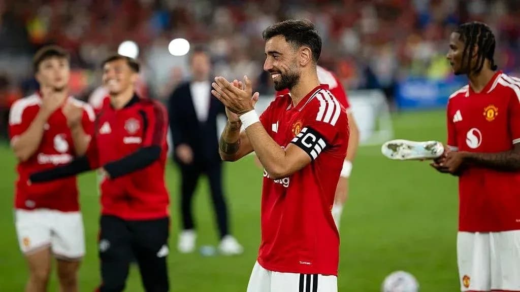 Bruno Fernandes aplaudiendo con compañeros de equipo Bruno Fernandes aplaudiendo con compañeros de equipo