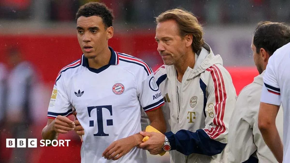 Jugador de Bayern Munich siendo atendido por el cuerpo técnico Jugador de Bayern Munich siendo atendido por el cuerpo técnico