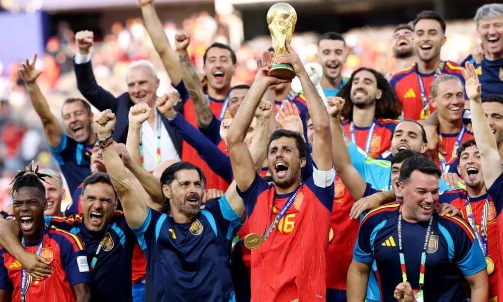 Equipo de España celebrando con el trofeo de la Copa Equipo de España celebrando con el trofeo de la Copa