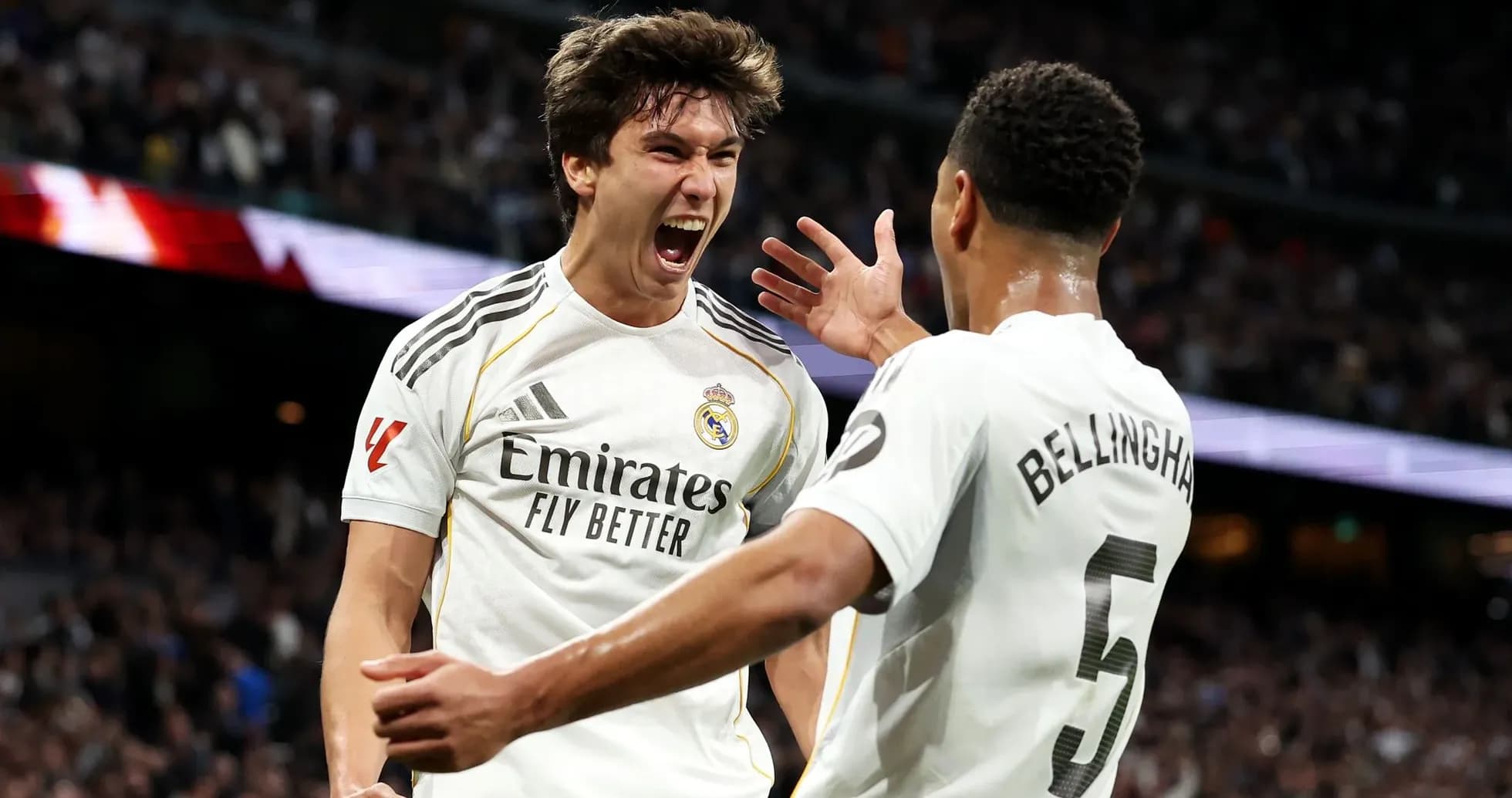 Jugadores de Real Madrid celebrando un gol Jugadores de Real Madrid celebrando un gol