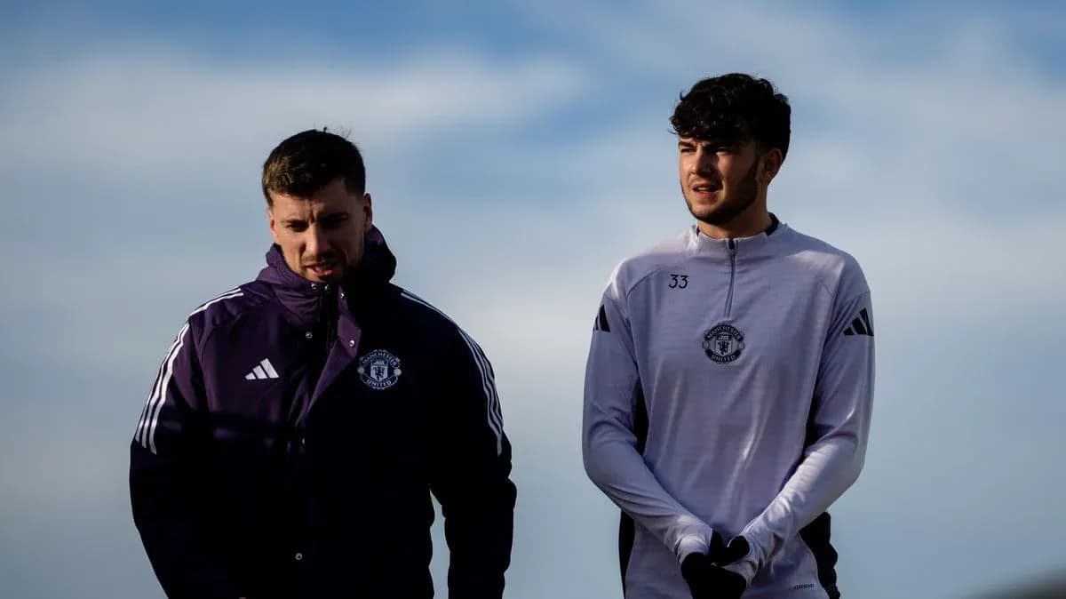 Dos jugadores de Manchester United en el entrenamiento Dos jugadores de Manchester United en el entrenamiento