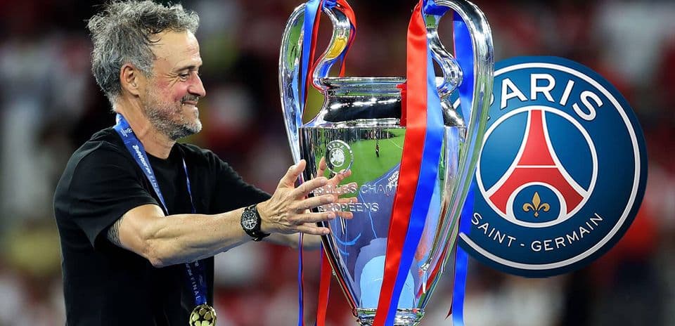 Entrenador sosteniendo trofeo de la Champions League Entrenador sosteniendo trofeo de la Champions League