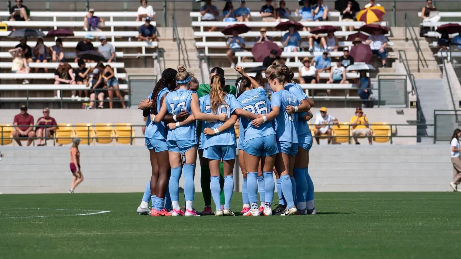 Equipo femenino en círculo antes del partido Equipo femenino en círculo antes del partido