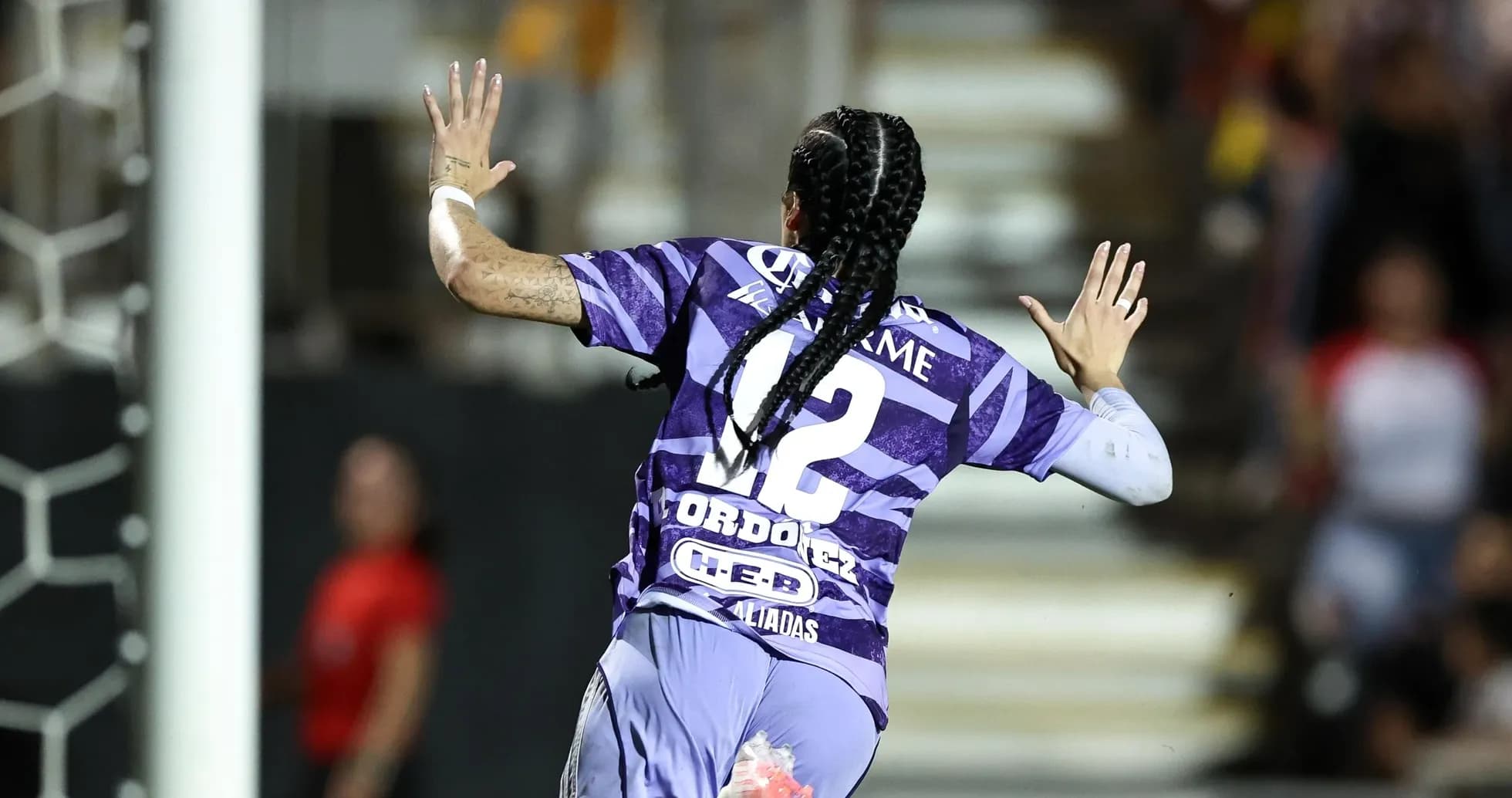 Jugadora celebrando un gol en Liga MX Femenil Jugadora celebrando un gol en Liga MX Femenil