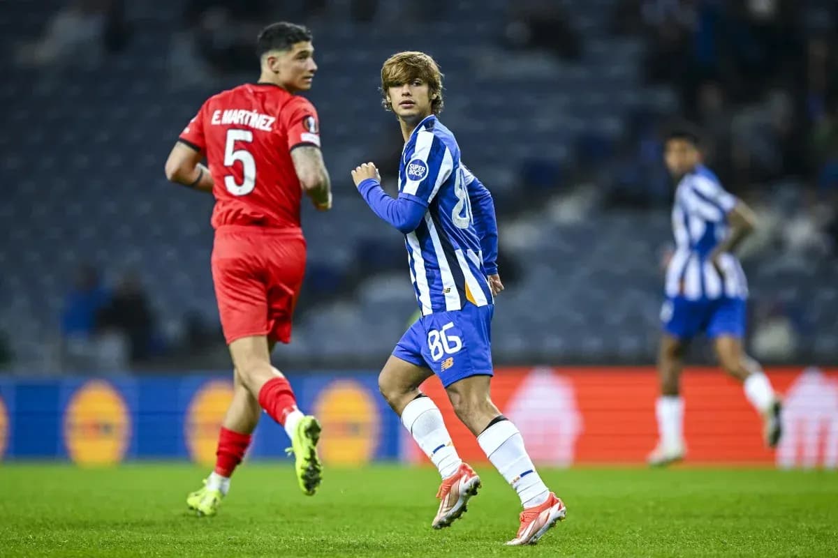Jugador de Porto corriendo en el partido contra Sevilla Jugador de Porto corriendo en el partido contra Sevilla