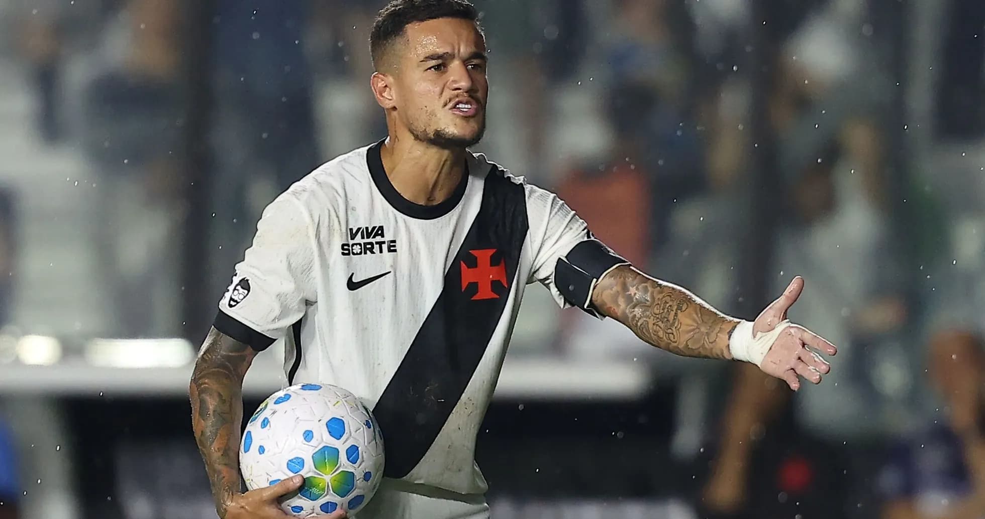 Jugador de fútbol sosteniendo el balón durante el partido Jugador de fútbol sosteniendo el balón durante el partido