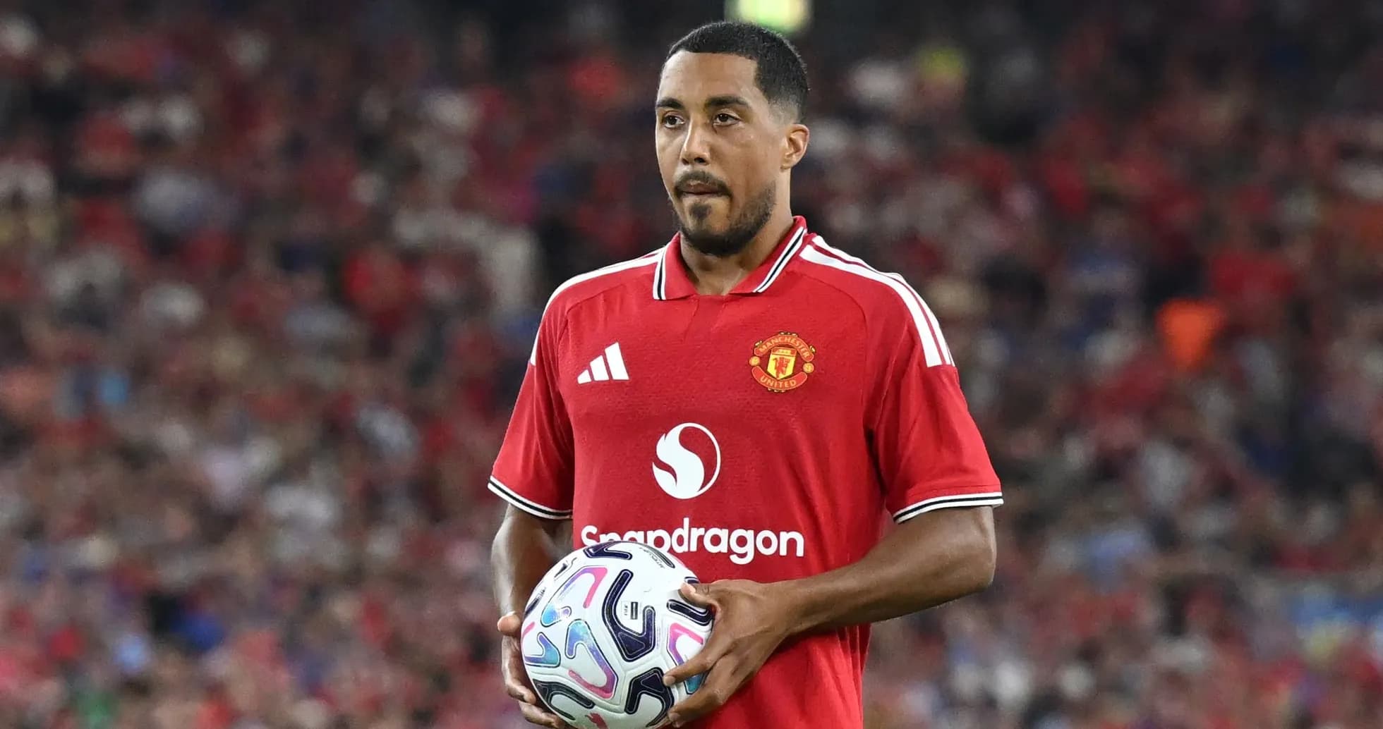 Jugador de Manchester United sosteniendo un balón Jugador de Manchester United sosteniendo un balón