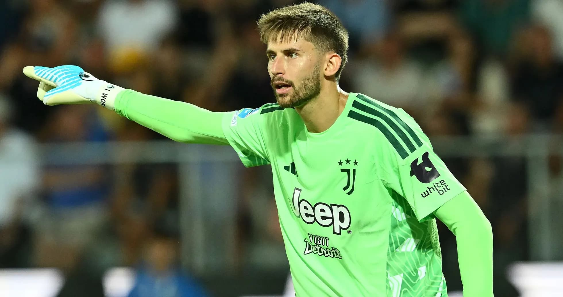 Portero de Juventus dirigiendo a su equipo en partido Portero de Juventus dirigiendo a su equipo en partido