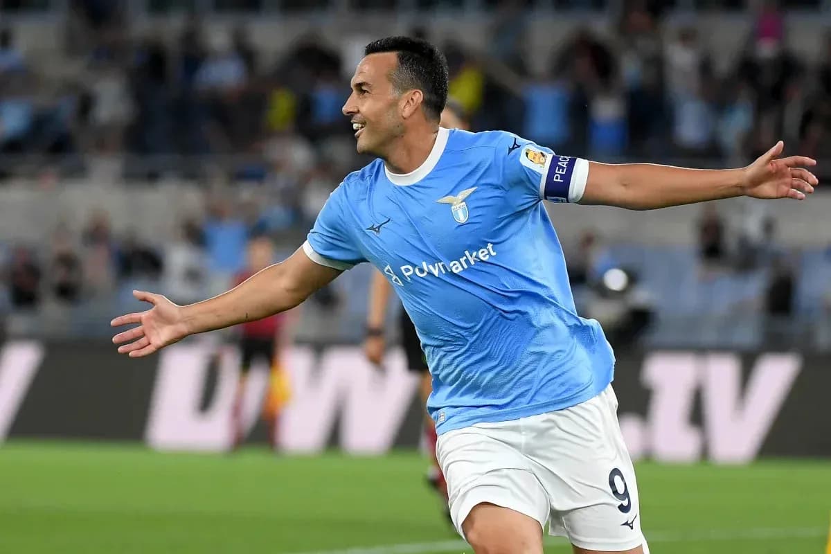 Jugador de Lazio celebrando un gol en el partido Jugador de Lazio celebrando un gol en el partido