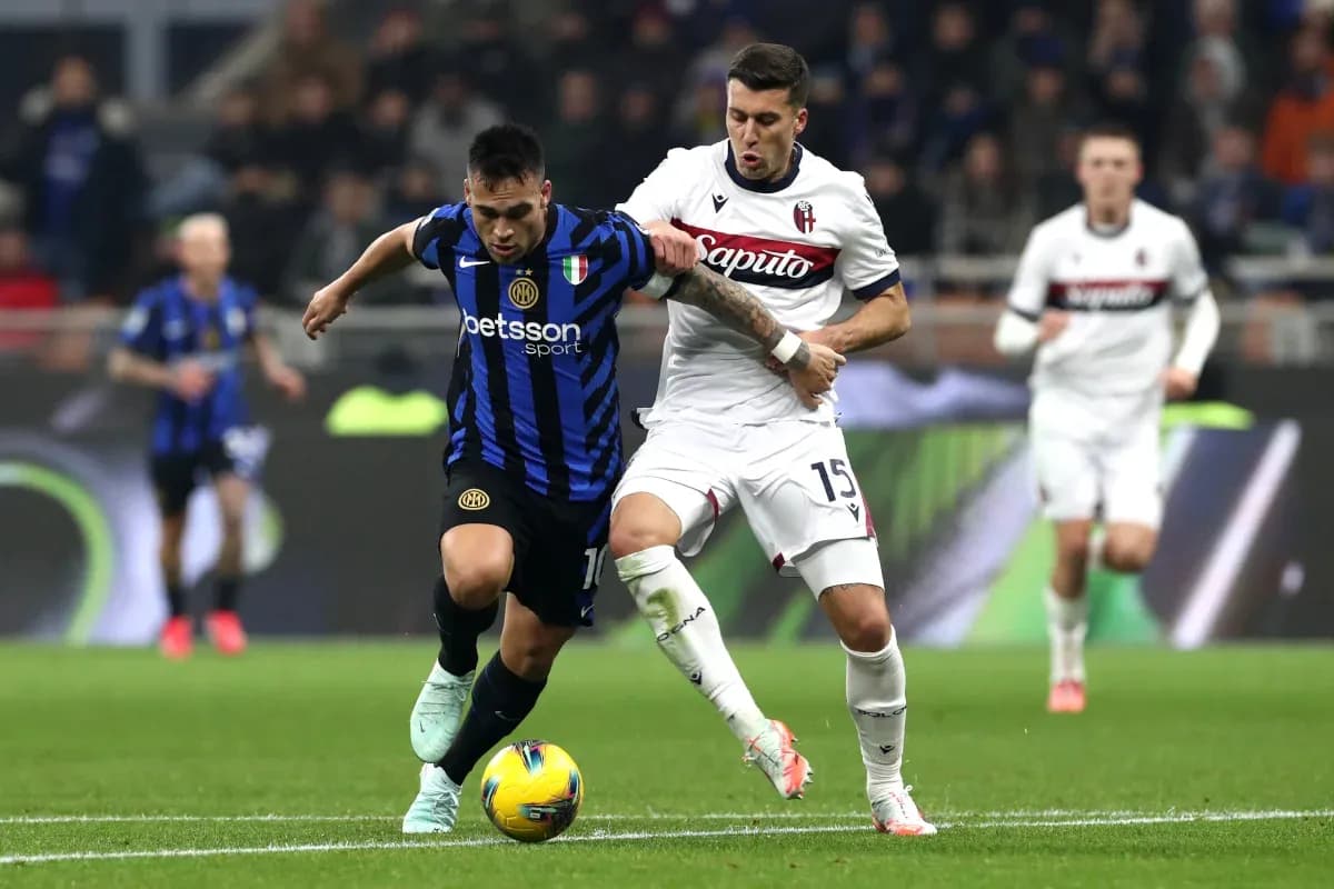 Lautaro Martínez luchando por el balón contra Bologna Lautaro Martínez luchando por el balón contra Bologna
