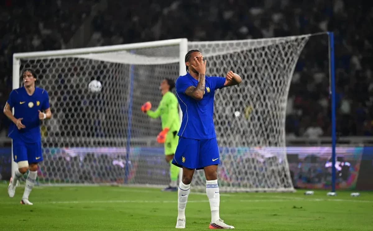 Jugador lamentándose tras un fallo de gol Jugador lamentándose tras un fallo de gol