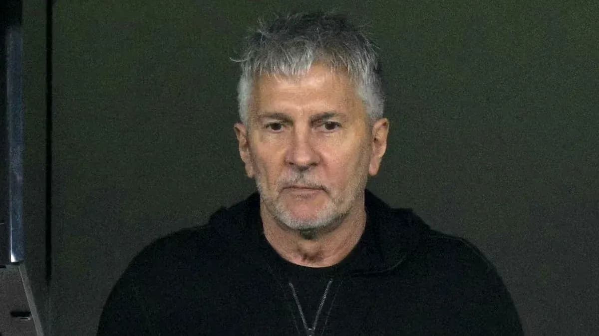 Hombre con cabello canoso en fondo oscuro Hombre con cabello canoso en fondo oscuro