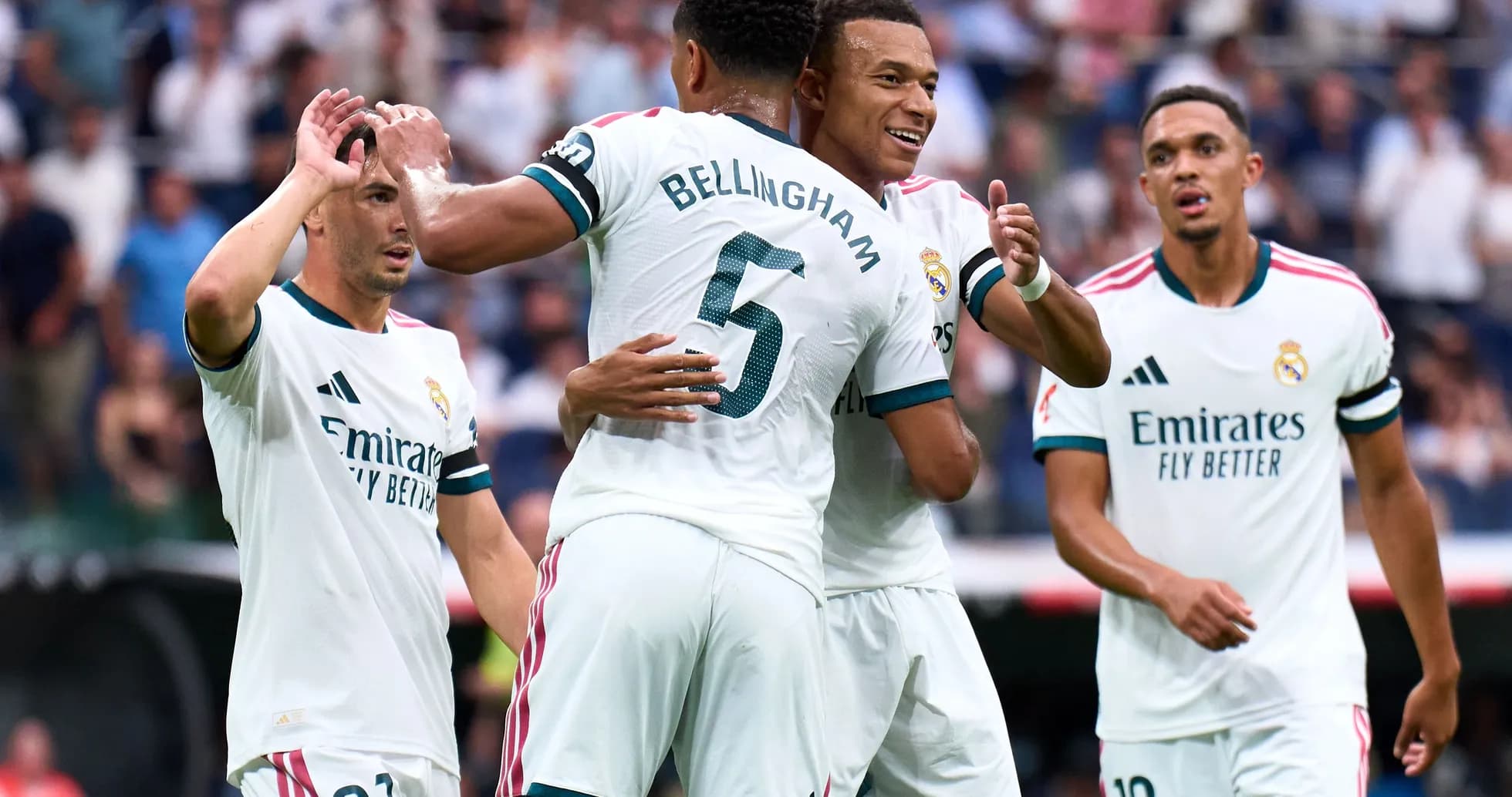 Jugadores del Real Madrid celebrando un gol juntos Jugadores del Real Madrid celebrando un gol juntos