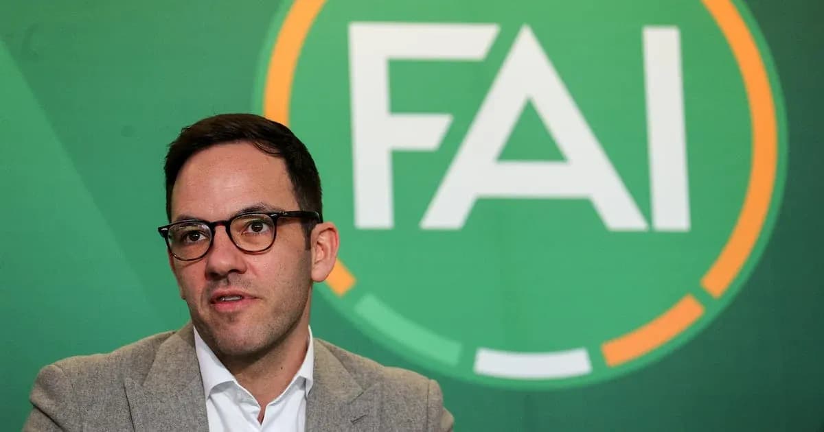 Persona hablando frente al logo de la FAI Persona hablando frente al logo de la FAI