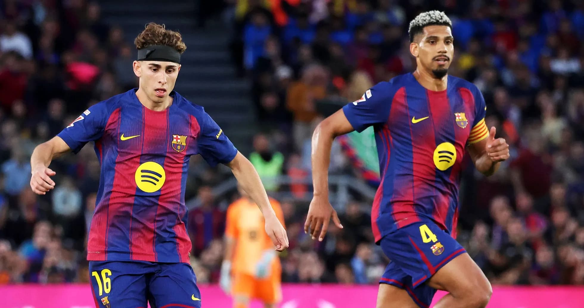 Jugadores del FC Barcelona corriendo durante el partido Jugadores del FC Barcelona corriendo durante el partido