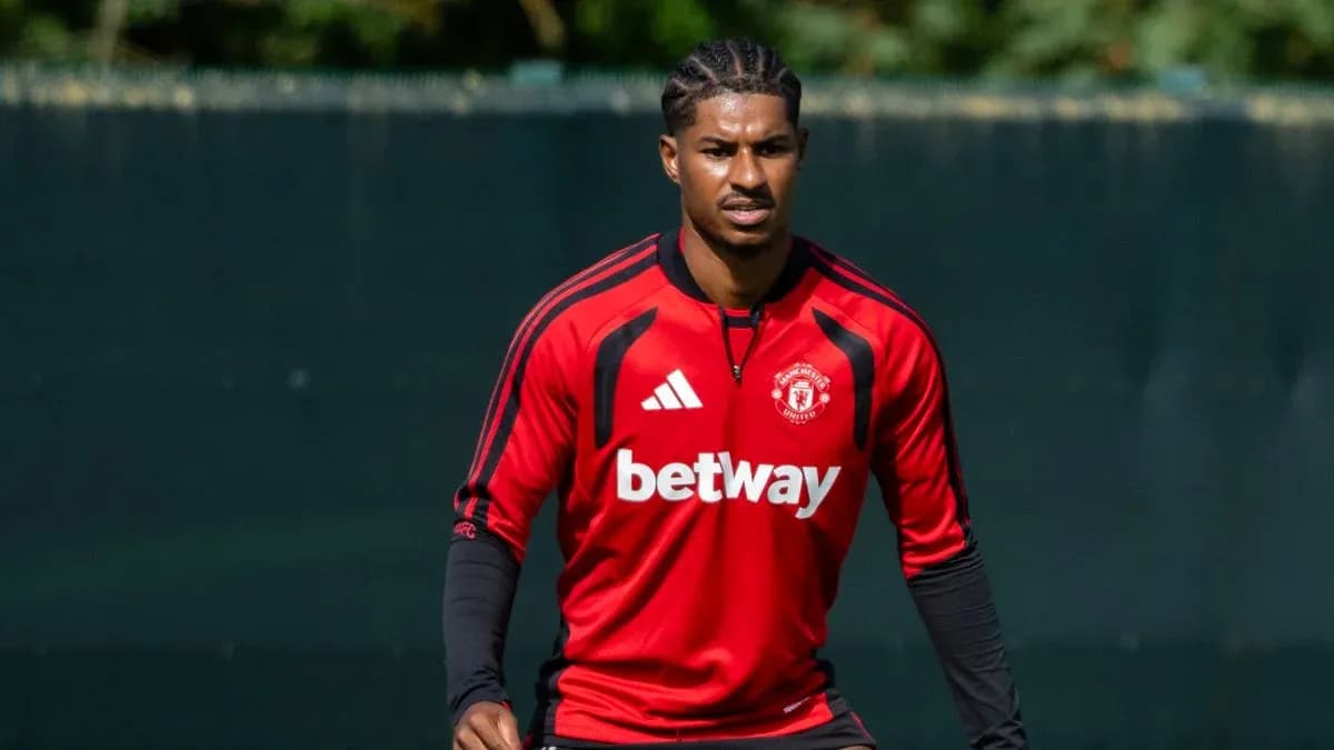 Jugador de Manchester United entrenando en campo Jugador de Manchester United entrenando en campo