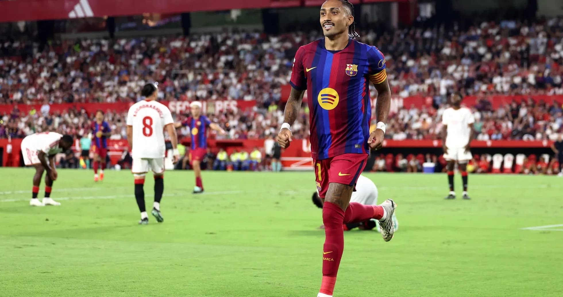 Jugador de Barcelona celebra un gol en Sevilla Jugador de Barcelona celebra un gol en Sevilla