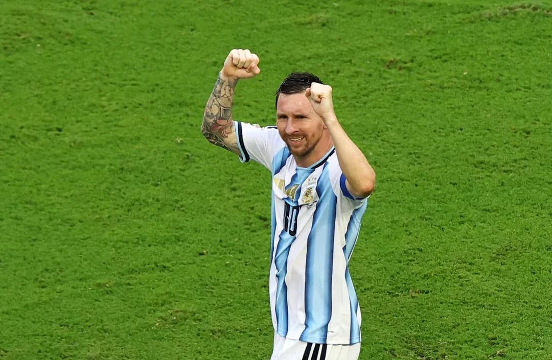 Jugador de Argentina levantando los puños en celebración Jugador de Argentina levantando los puños en celebración