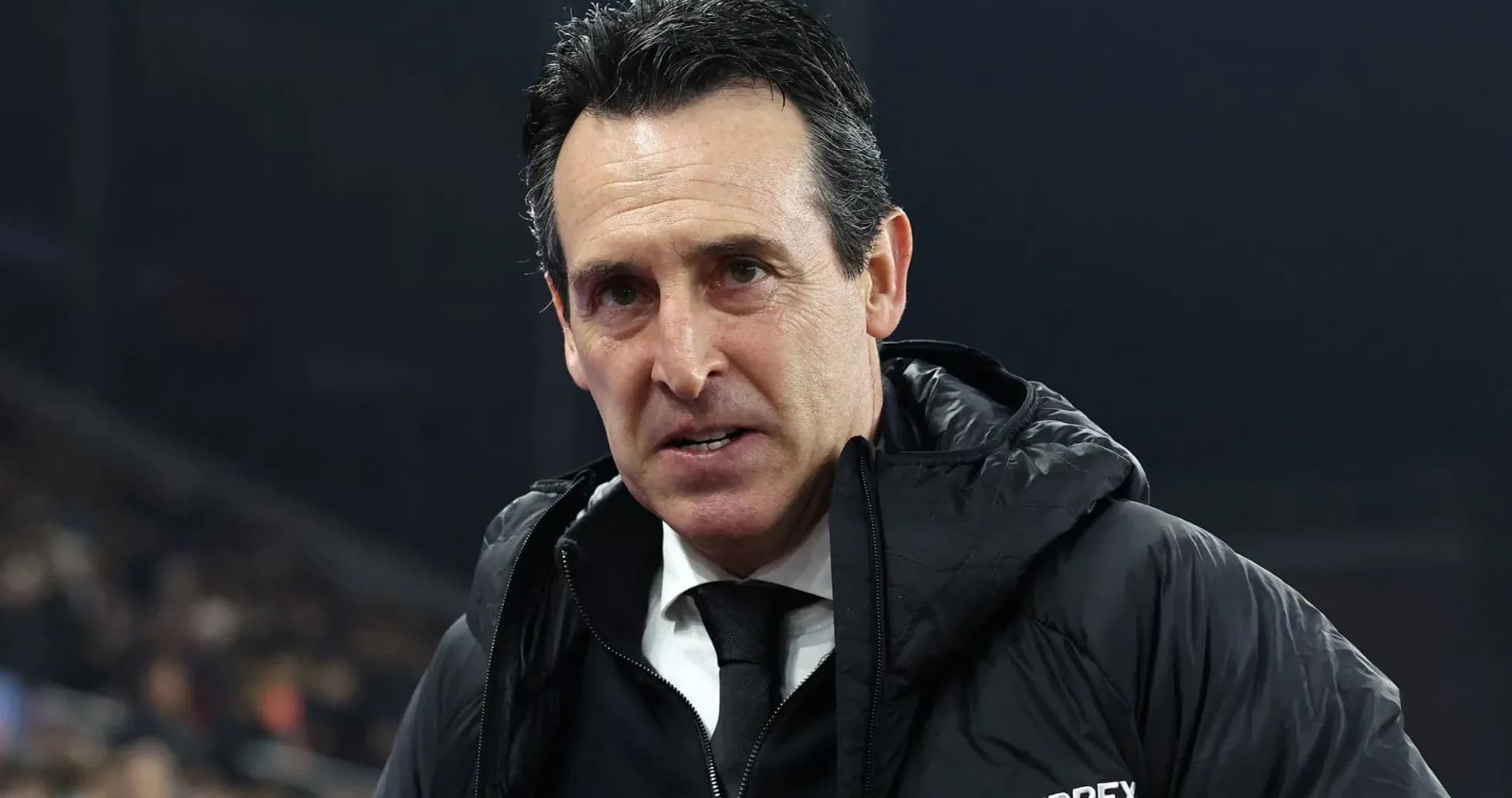 Entrenador en el banquillo durante el partido Entrenador en el banquillo durante el partido