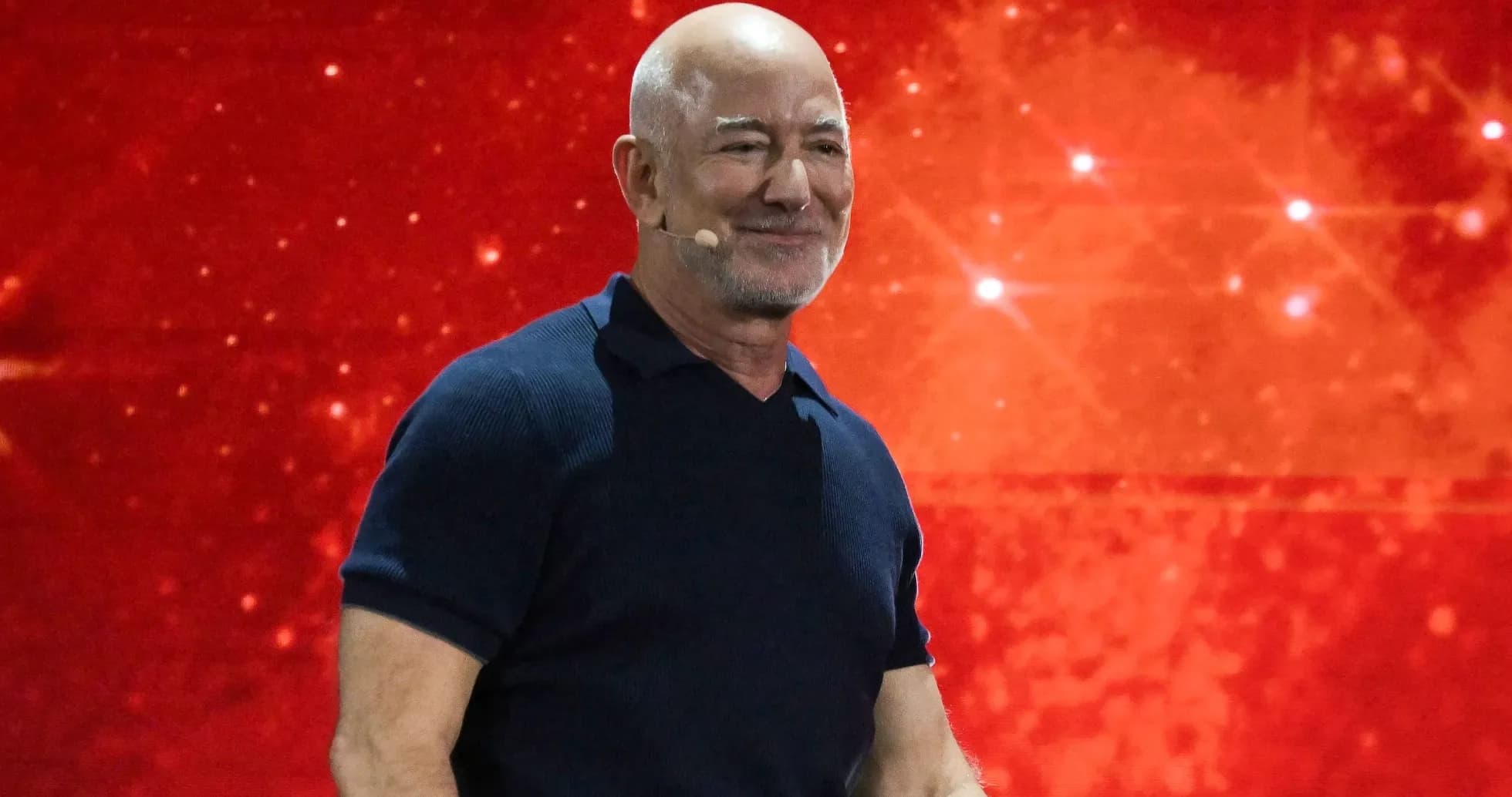 Hombre con micrófono sonriendo en fondo rojo Hombre con micrófono sonriendo en fondo rojo