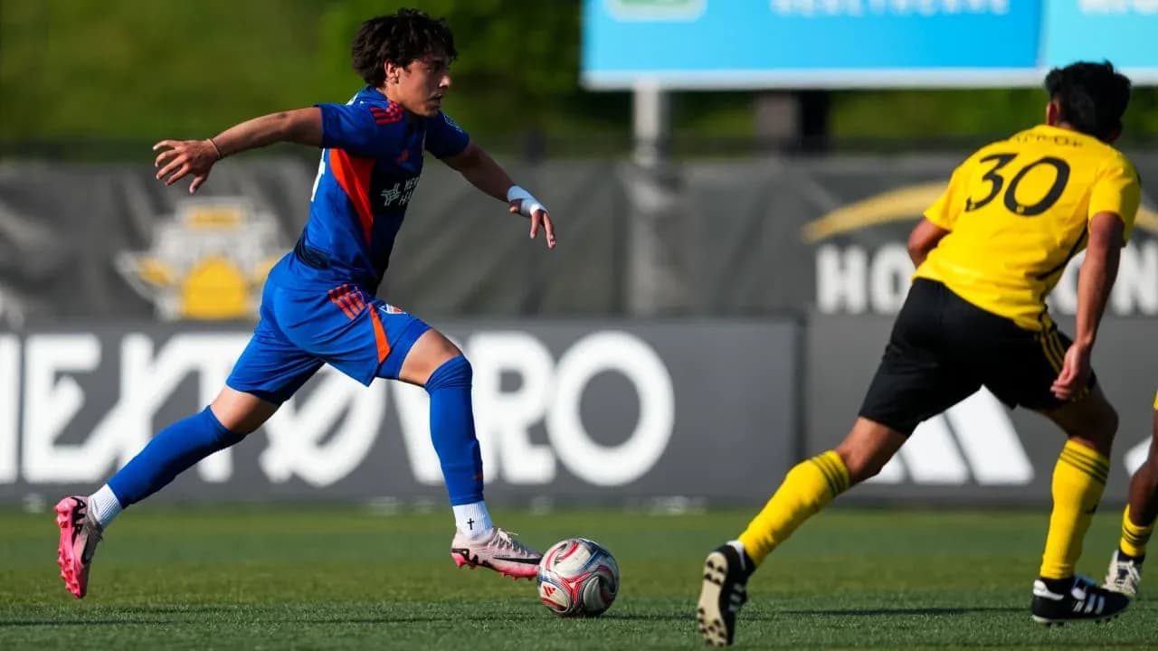 Jugador de FC Cincinnati II en acción Jugador de FC Cincinnati II en acción