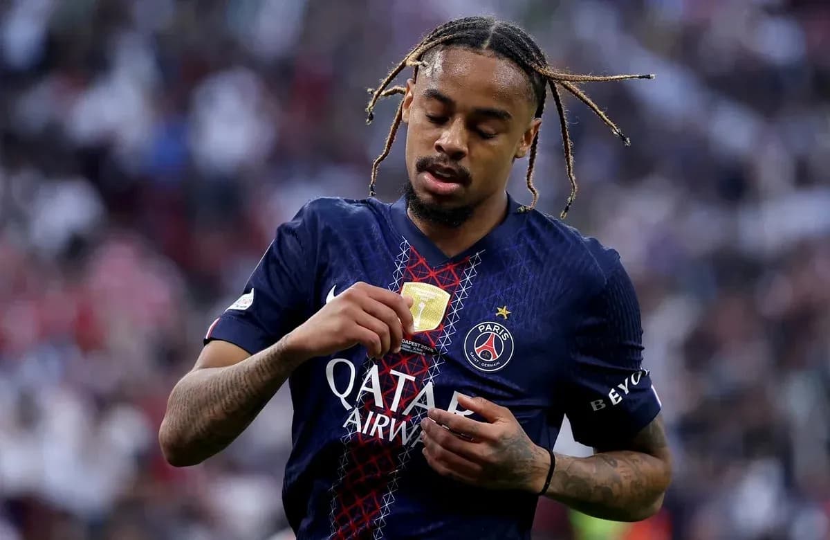 Jugador del PSG ajustando su medalla en el pecho Jugador del PSG ajustando su medalla en el pecho