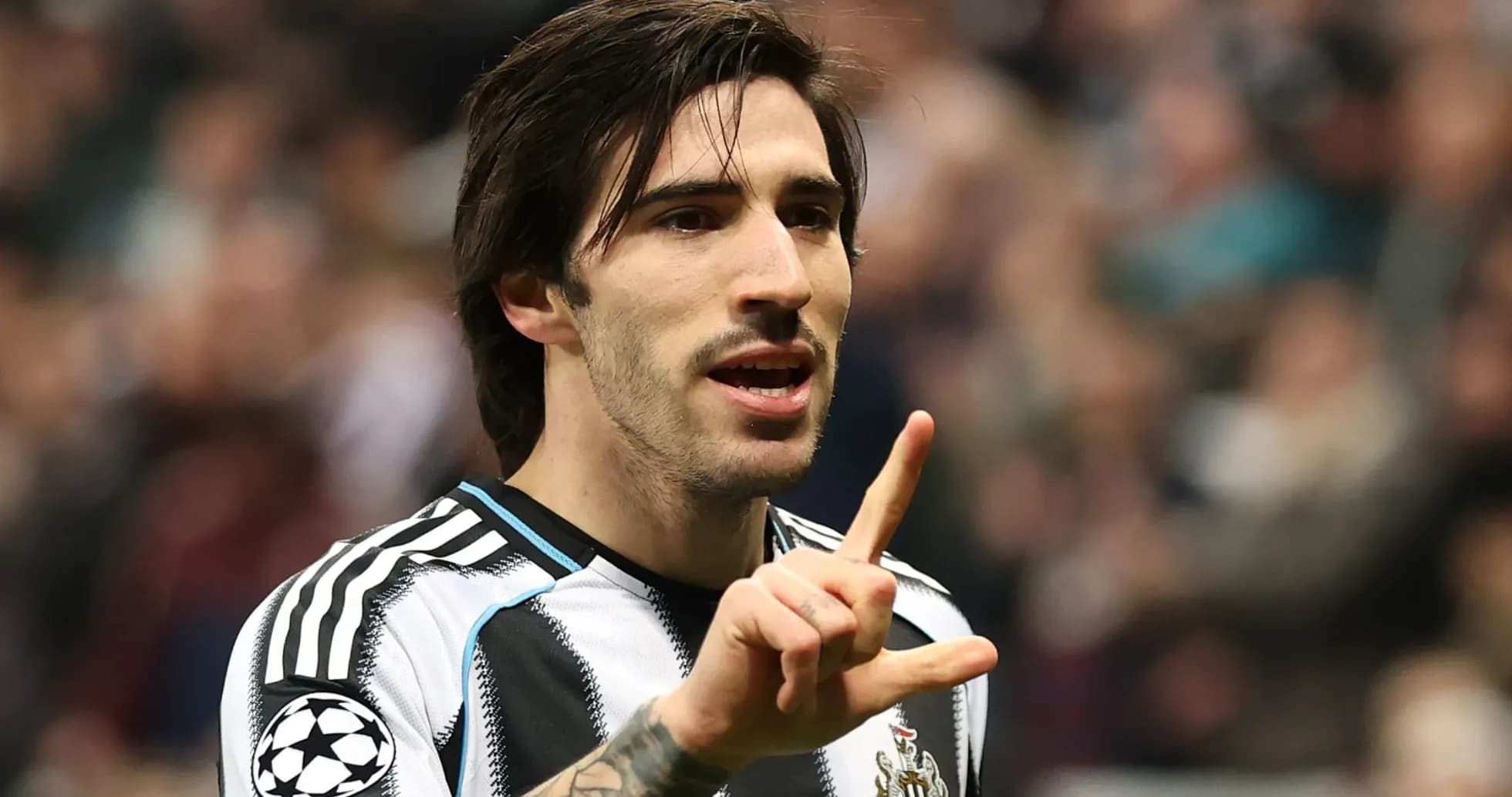 Jugador de Newcastle celebrando con gesto durante partido Jugador de Newcastle celebrando con gesto durante partido