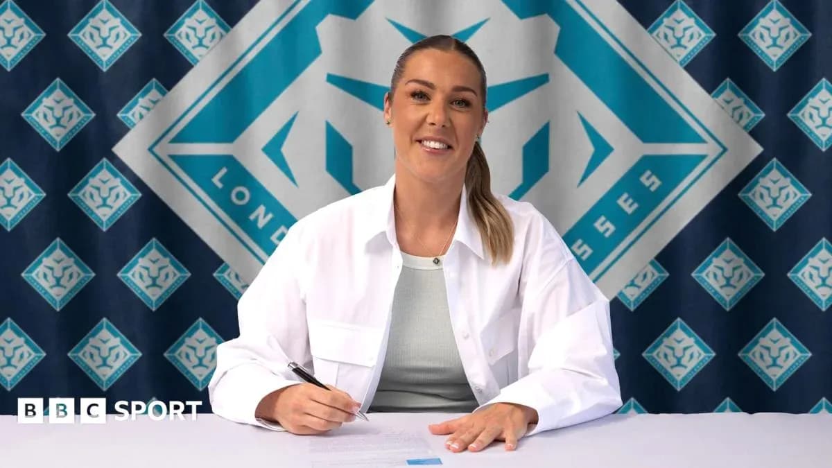 Jugadora firmando contrato en mesa de prensa Jugadora firmando contrato en mesa de prensa
