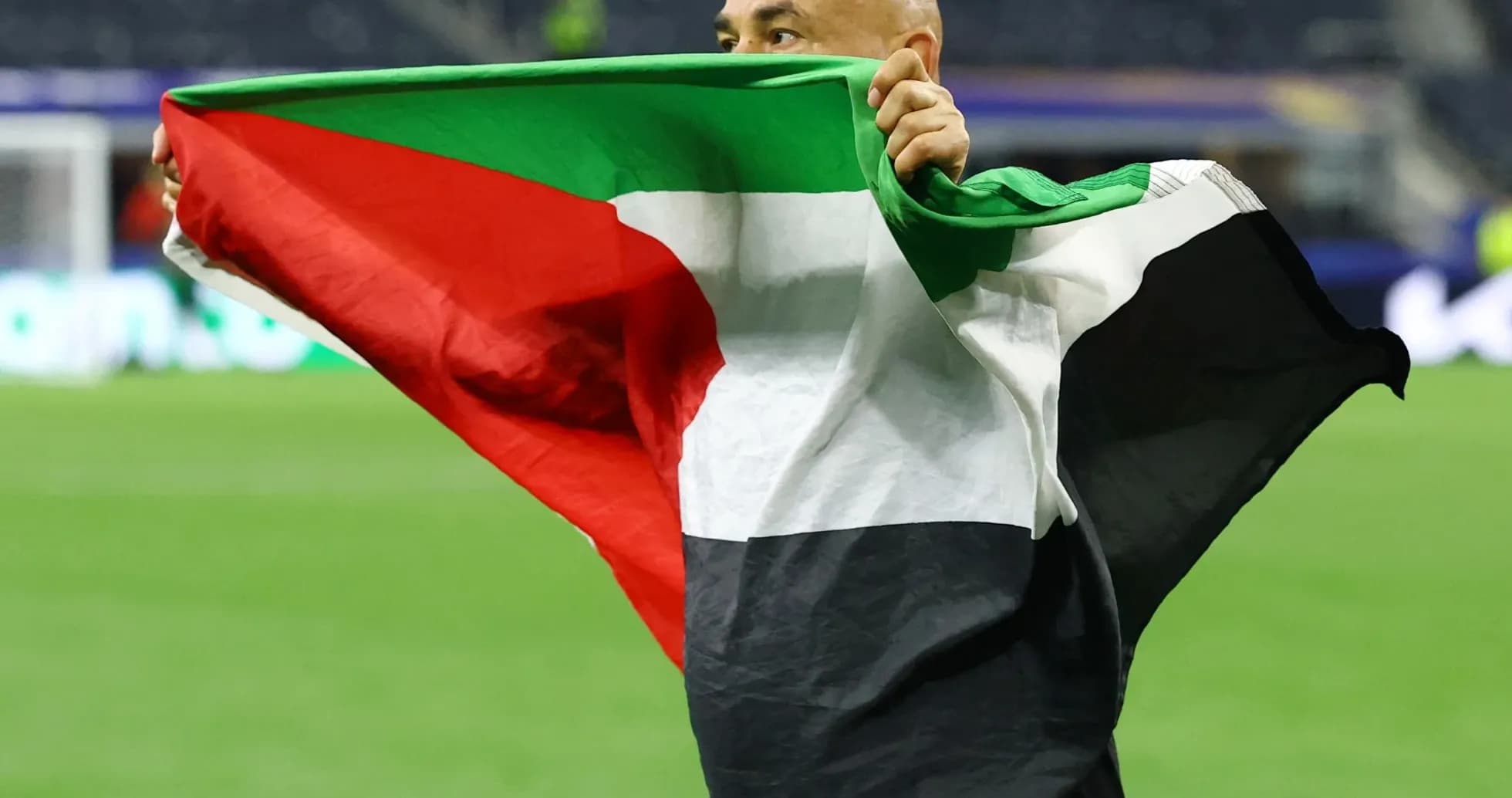Hombre sosteniendo una bandera de Palestina en el campo Hombre sosteniendo una bandera de Palestina en el campo